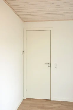 Stabil hvitmalt dør - 72,5 x 204 cm